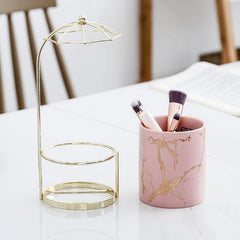 أصيص رخامي من السيراميك مع حامل مظلة ذهبي