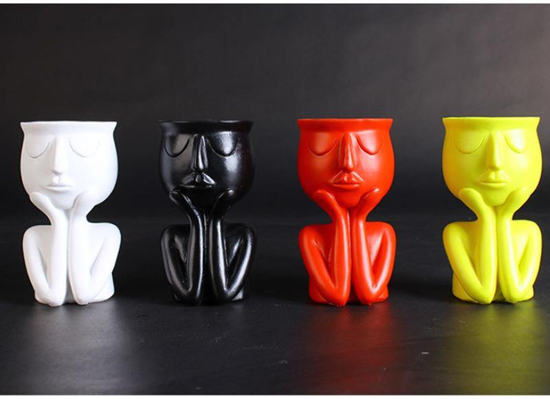 أصيص زرع سيراميكي بتصميم وجه مستريح