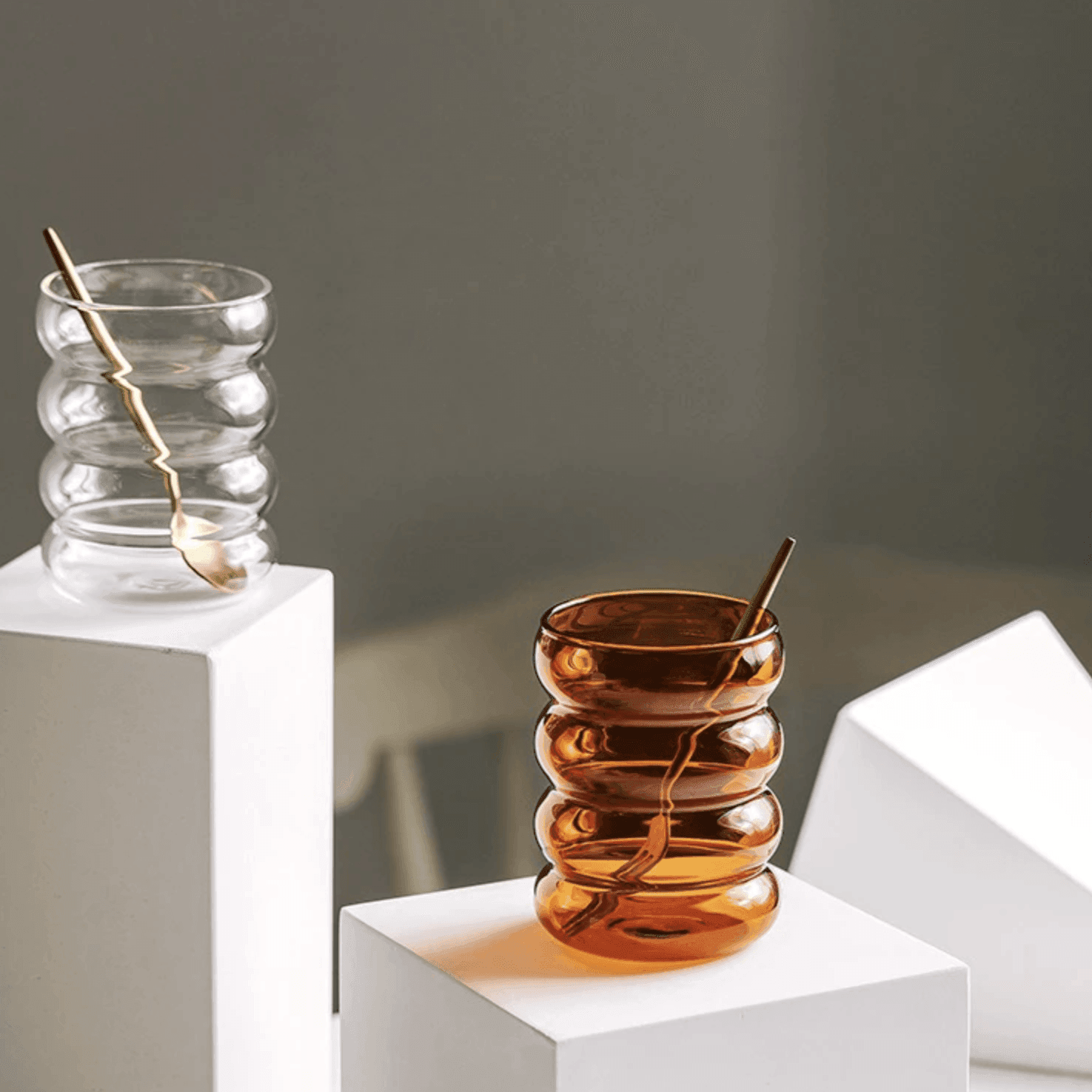 أكواب شرب زجاجية ملونة على شكل فقاعات