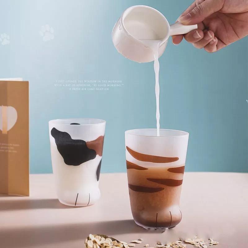 أكواب زجاجية على شكل مخلب قطة