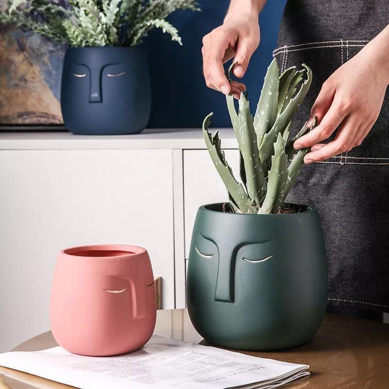 وعاء خزفي على شكل وجه نائم تجريدي