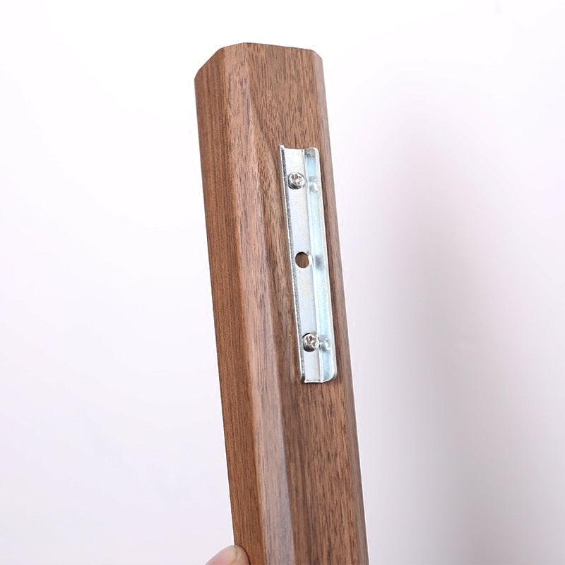 مزهرية خشبية على شكل رمح حائطي