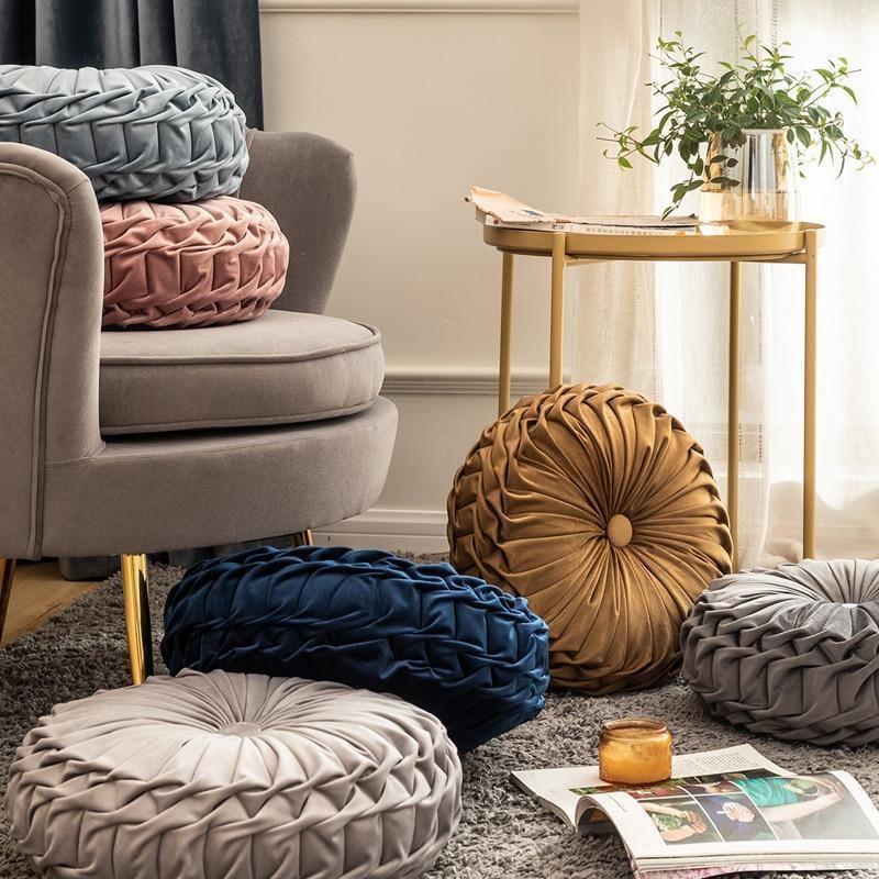 وسادة مستديرة من المخمل بتصميم كشكش