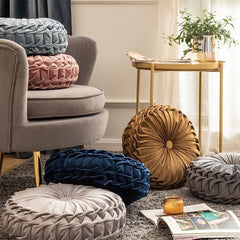 وسادة مستديرة من المخمل بتصميم كشكش