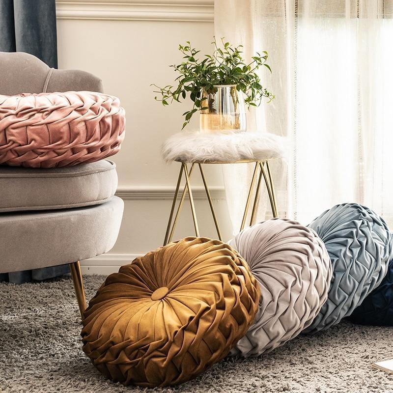 وسادة مستديرة من المخمل بتصميم كشكش