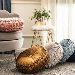 وسادة مستديرة من المخمل بتصميم كشكش