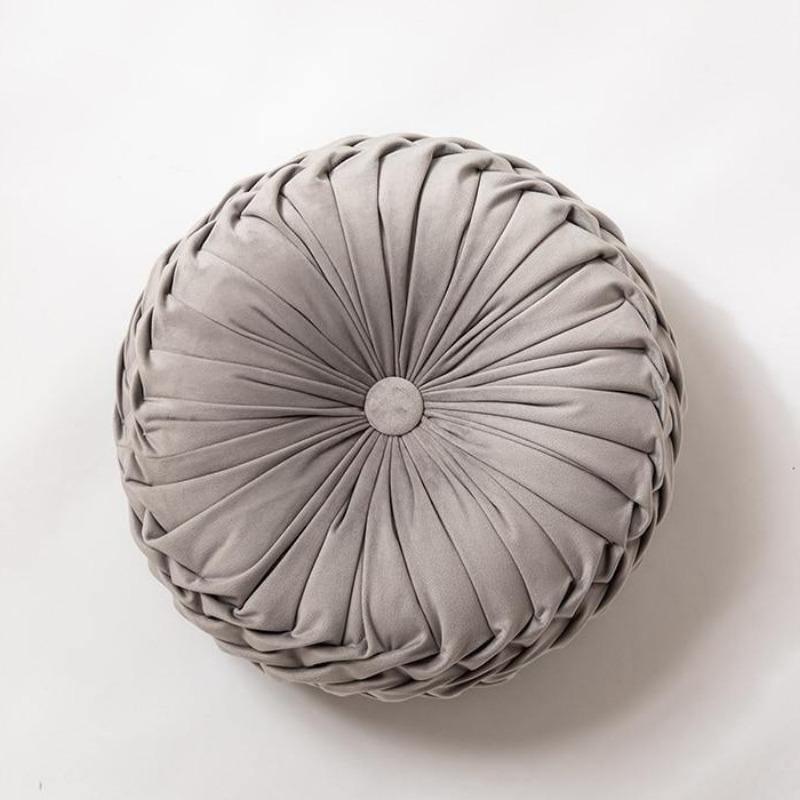 وسادة مستديرة من المخمل بتصميم كشكش