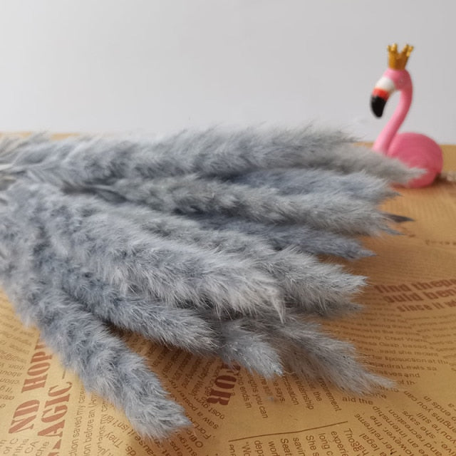 ديكور عشب البامباس الرمادي مع باقة من الزهور المجففة