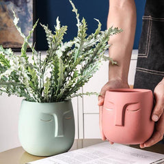 وعاء خزفي على شكل وجه نائم تجريدي