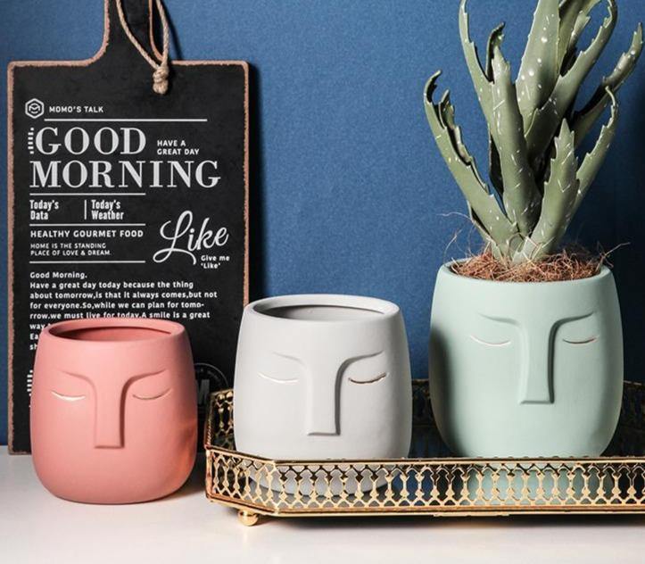 وعاء خزفي على شكل وجه نائم تجريدي