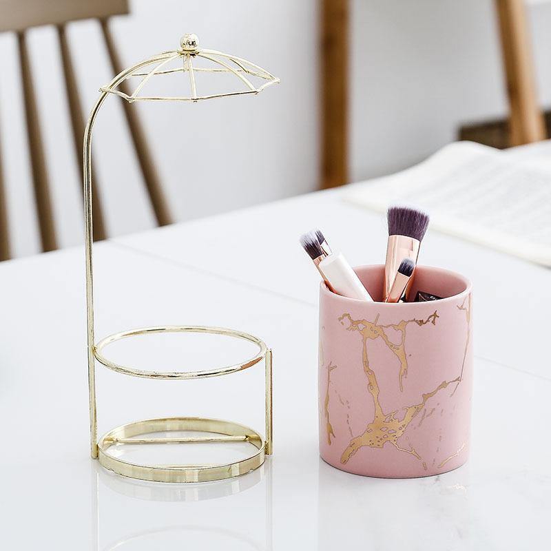 أصيص رخامي من السيراميك مع حامل مظلة ذهبي