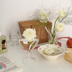 مزهرية زجاجية على شكل قلب كيوبيد